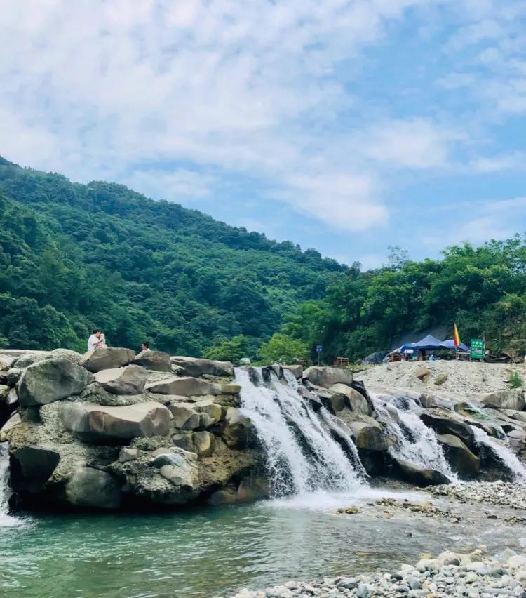 成都周边凉快又可以耍水的地方,成都周边哪有耍水的地方
