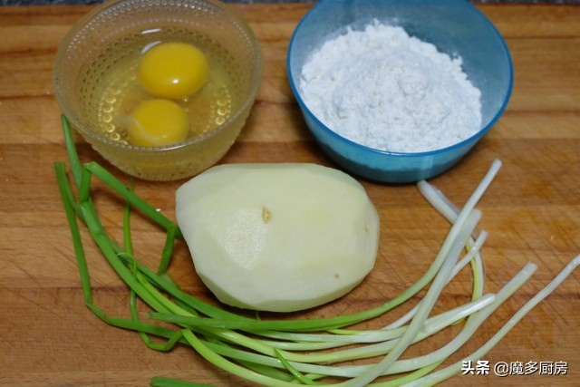 土豆面粉饼的做法电饼铛,土豆饼不加鸡蛋家常做法电饼铛