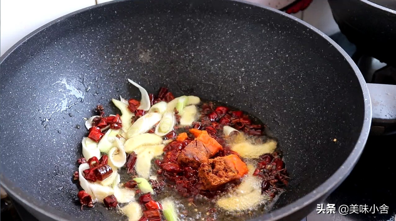 用麻辣小龙虾调料怎么做干锅虾,麻辣干锅虾和土豆的做法大全