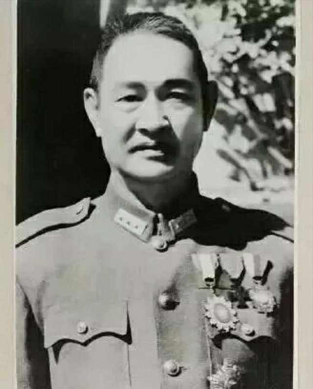 三股力量开出“条件”拉拢这位国军中将，为何他最后选择率部起义