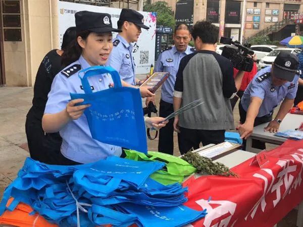 三八节专刊大全,三八节专刊警营三月天警花别样红