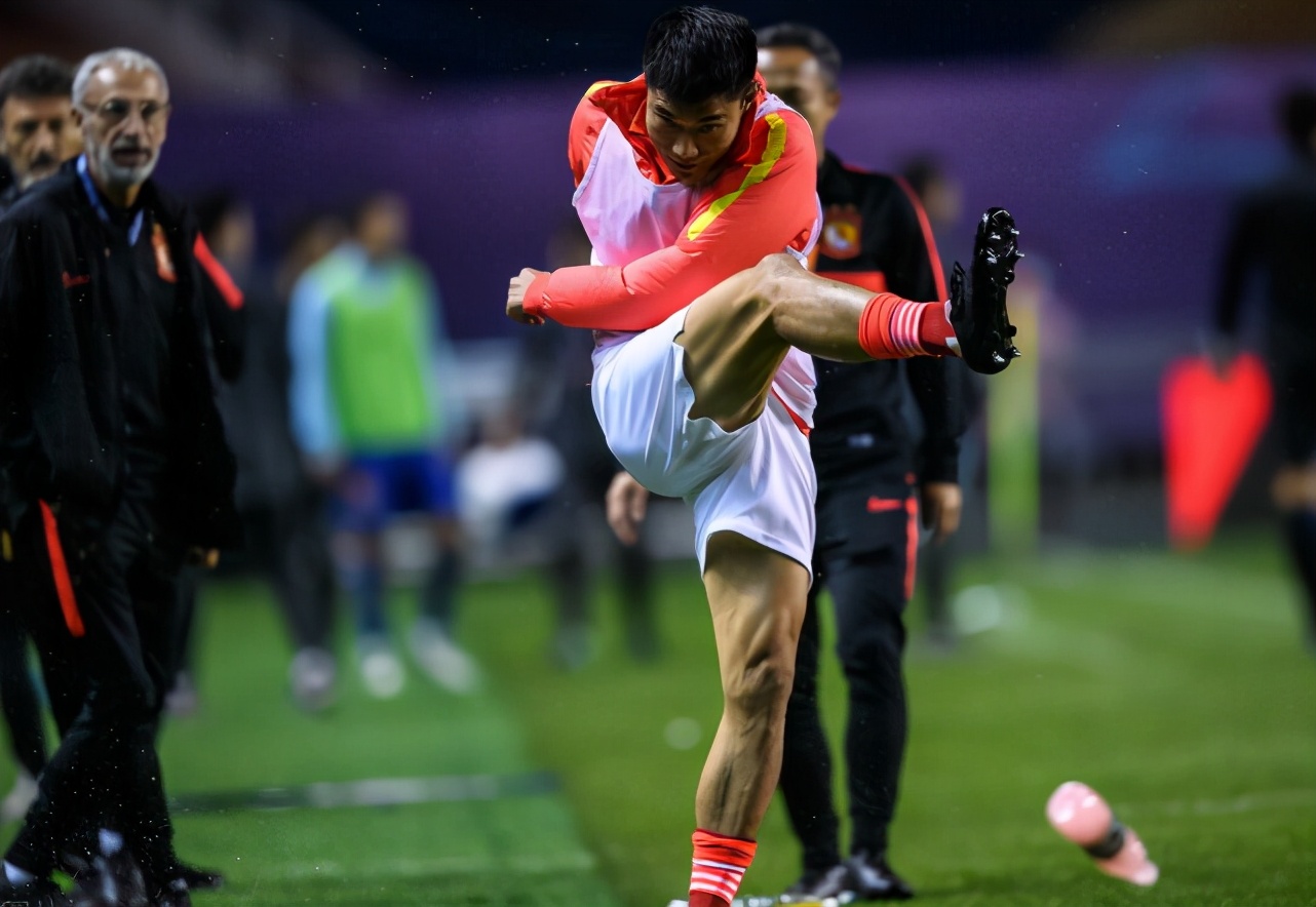 国足大佬未登场吃黄牌，怒踢水瓶到场内，精神领袖or江湖大哥？