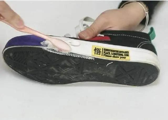 白鞋特别脏怎样才能洗白,白鞋脏了怎么快速变白不用牙膏
