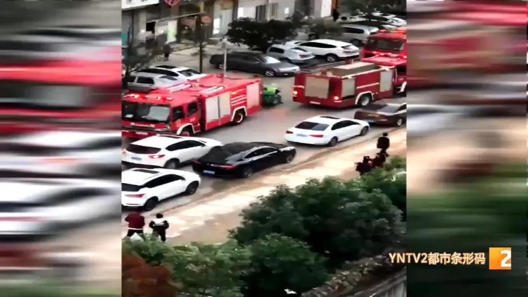 电闸拉下来了却着火了,电闸推上去电灯炸了