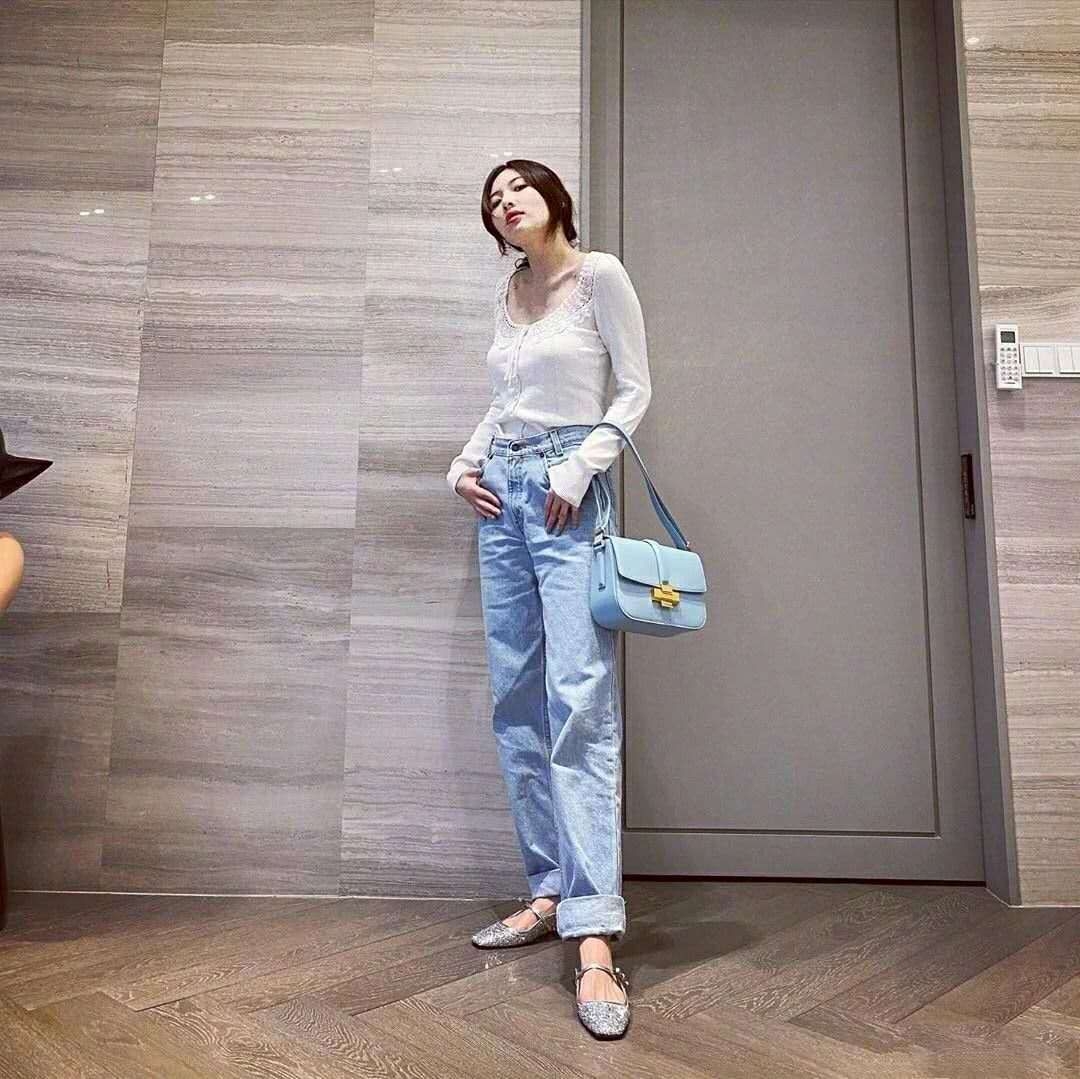 泫雅穿白衬衣抖音跳舞视频,泫雅穿绿色衬衫