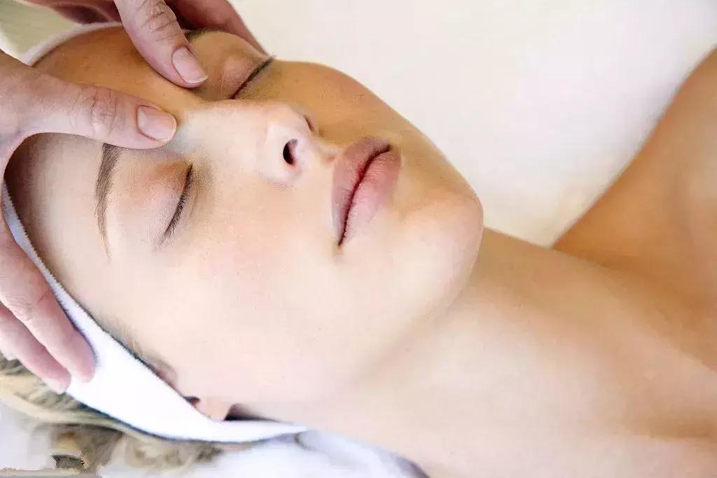 手脚干燥裂口教你一招,治手足裂口的药膏