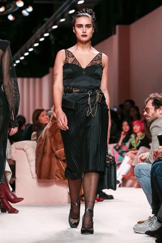 最美大码model登上时装秀，自信释放女权自由，美和真实令人惊艳