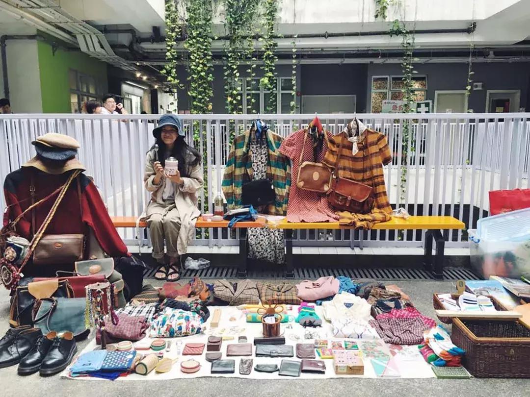 香港年轻人一辈子买不起房，把破出租屋改成复古小窝