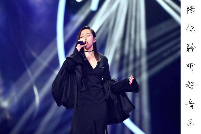 张靓颖国外砸场子,张靓颖唱歌被台下砸场子