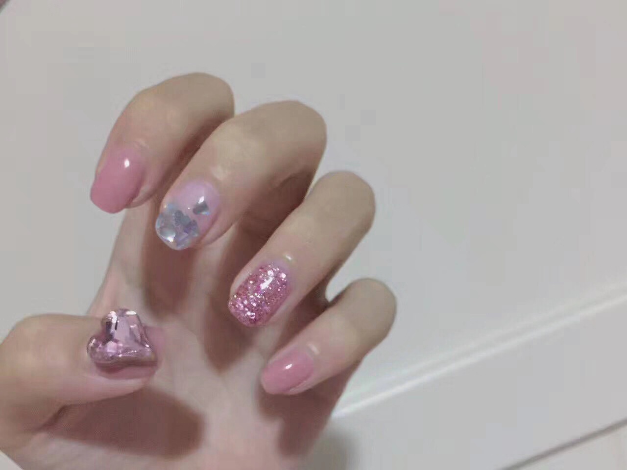 万能的亮片美甲不仅让你的指尖更出众，还会让你拥有好心情哦！