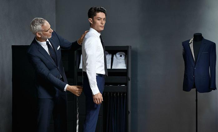 这位韩国大叔,在巴黎花光兜里的钱买了套高级西服,……