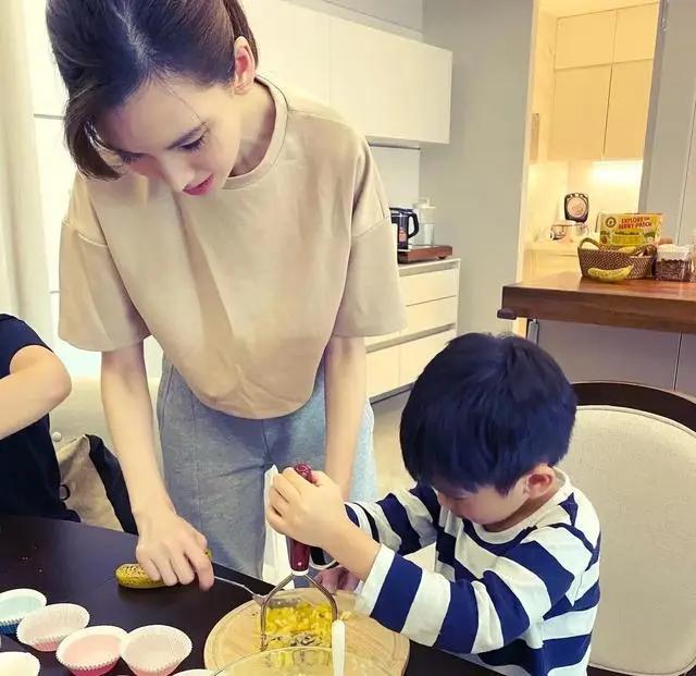 林志颖大儿子终于露面!模样比小时候更帅气,一家五口真有爱