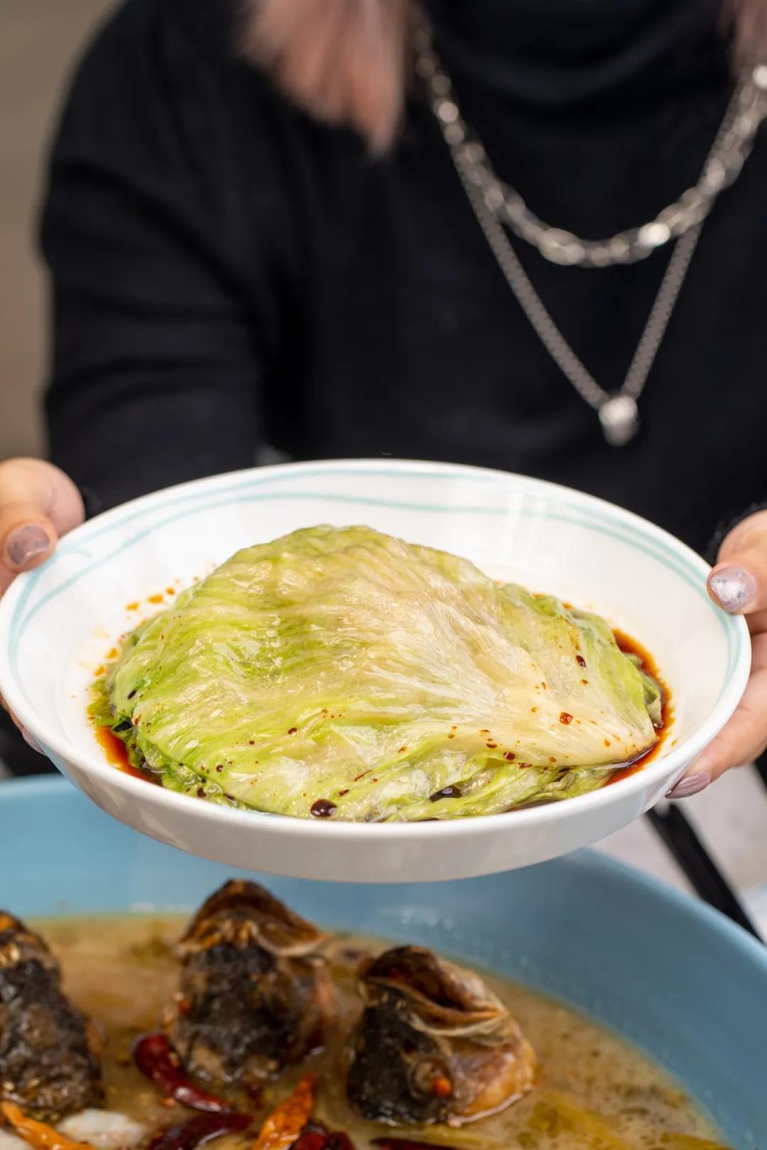 女生同行4.9折开吃！这家“网蓝”酸菜鱼店太“偏心”