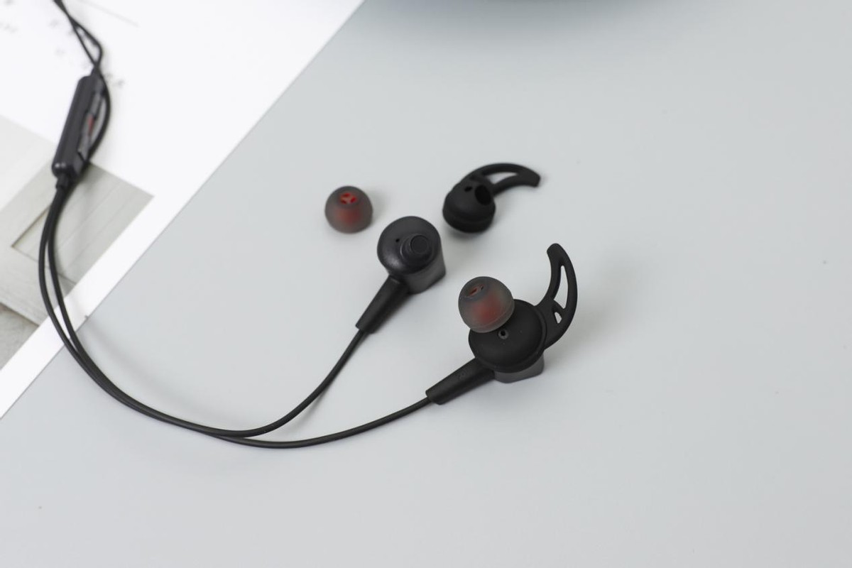 rog降临耳机1和2代区别,rog降临2标准版月曜白入耳式