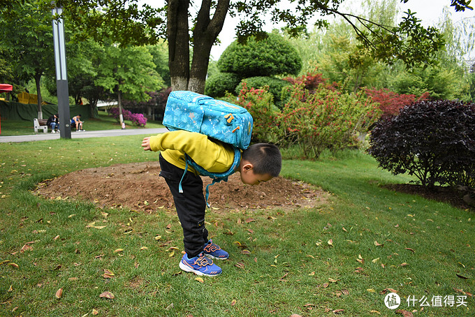别让孩子输在起跑线，背上GMT for Kids挪威小方包，轻便 舒适 充裕