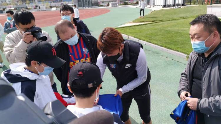 援鄂抗疫的女球迷来看黄海训练啦！还获赠了套票和签名足球