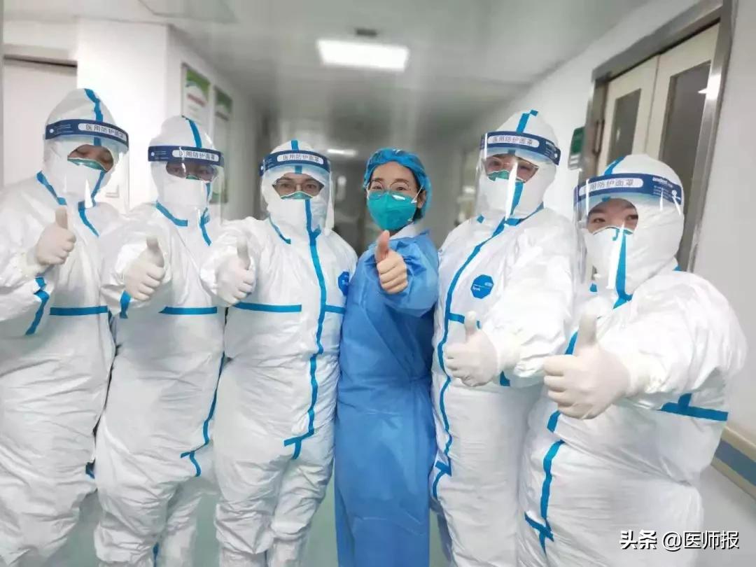 “兄弟姐妹们还在战斗！”医生蹲家门口吃了5个汤圆就走了，还有孩子对妈妈说，“我在家不出门，很听话！”