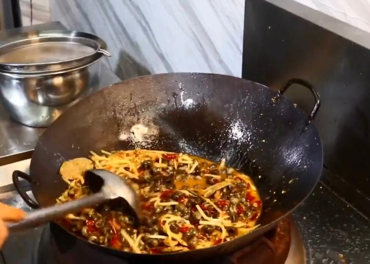 螺蛳粉汤底做法及配方红油,熬螺蛳粉的汤50斤水放多少盐