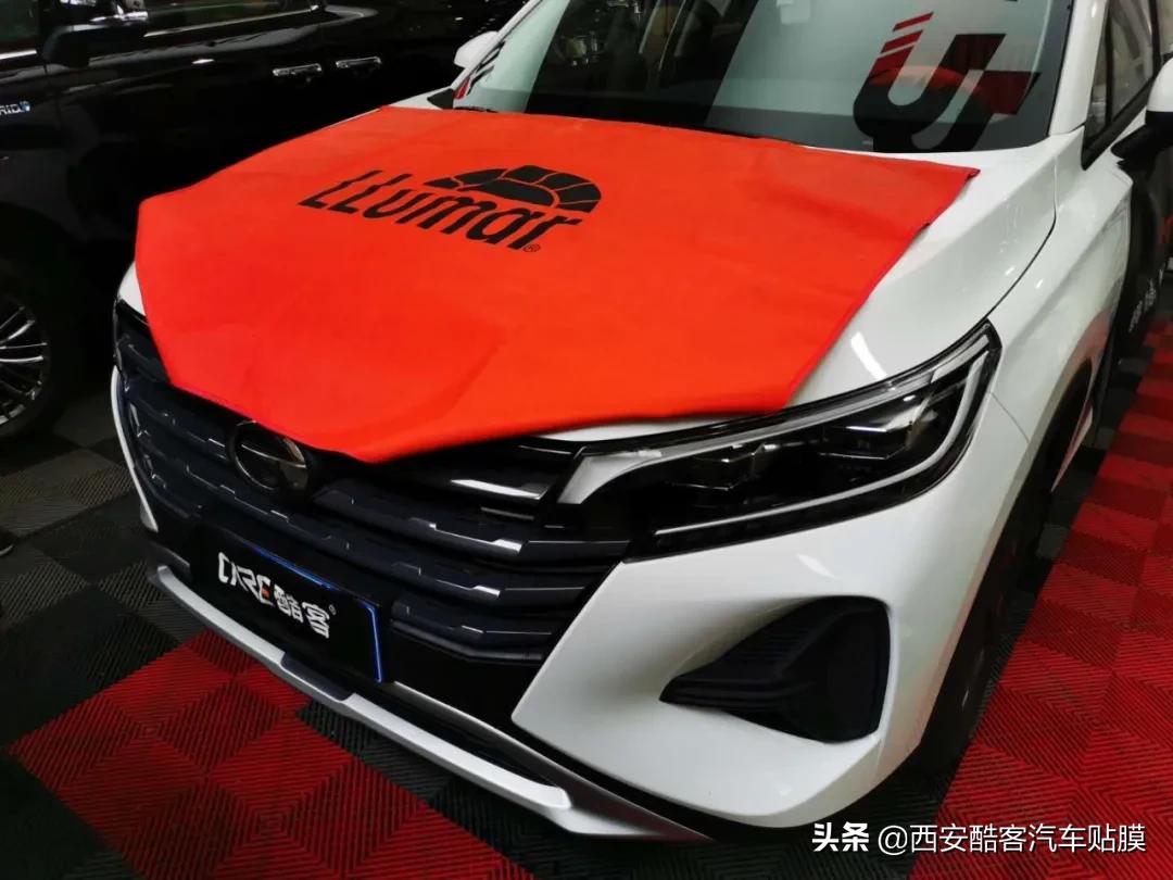 给汽车窗户贴膜怎么贴,汽车贴窗膜注意事项