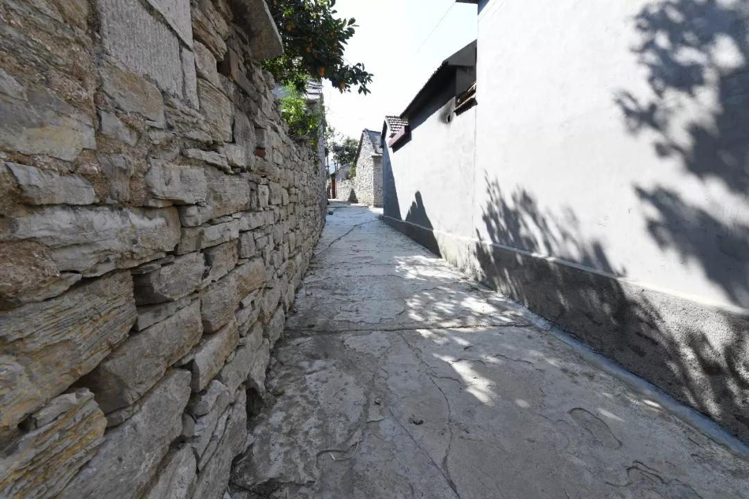 青州古村冯家岭子,石屋石墙石碾和专治疙瘩神奇的石头爷爷