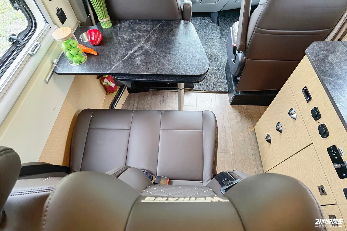 想要大空间?没门!恒温系统打造舒适二人世界,卫航V590B型房车