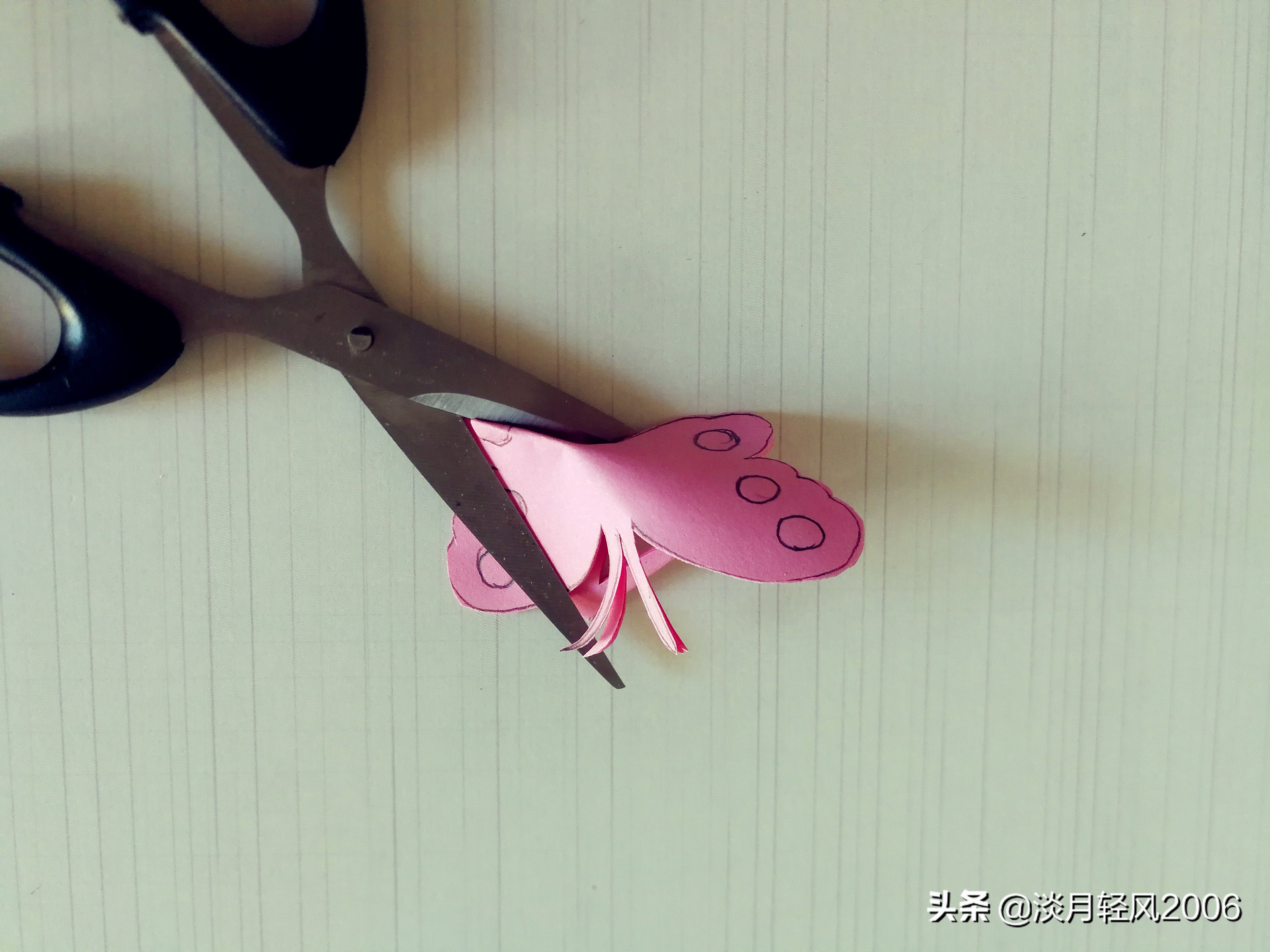 用正方形彩纸折一个蝴蝶会动的,怎样用正方形的卡纸折一个蝴蝶