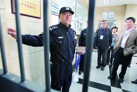 死刑犯王立华最后一夜，枪决前泪流满面地忏悔，民警：他不是真心