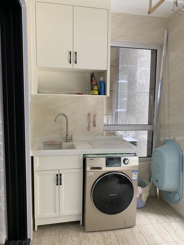 朋友来我家看看装修风格说说,精装房背景墙太丑了怎么办