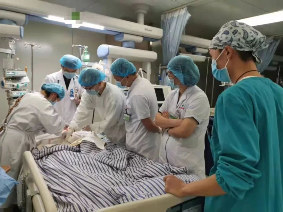 4岁女童掉进泥水坑4分钟后才被家长发现，溺水急救该怎么做？