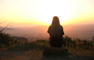 一个女孩因为感情失意爱上了抽烟，你对她有什么建议？