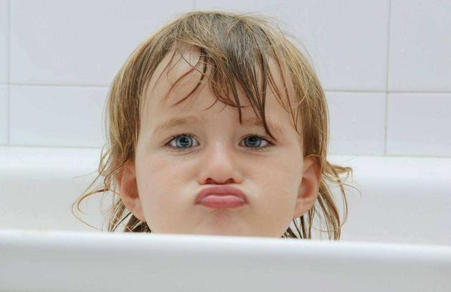 宝宝总爱咬人摔东西是缺什么,孩子喜欢摔东西该怎么正确引导