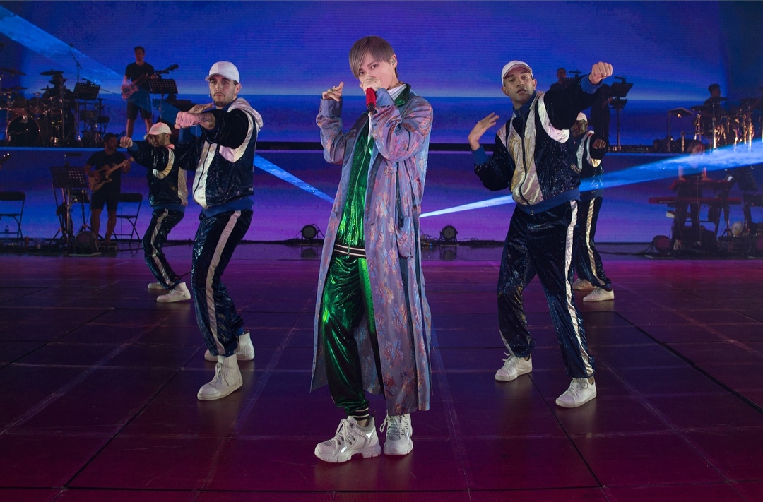 李宇春戛纳红毯黑白套装,李宇春穿高定礼服照