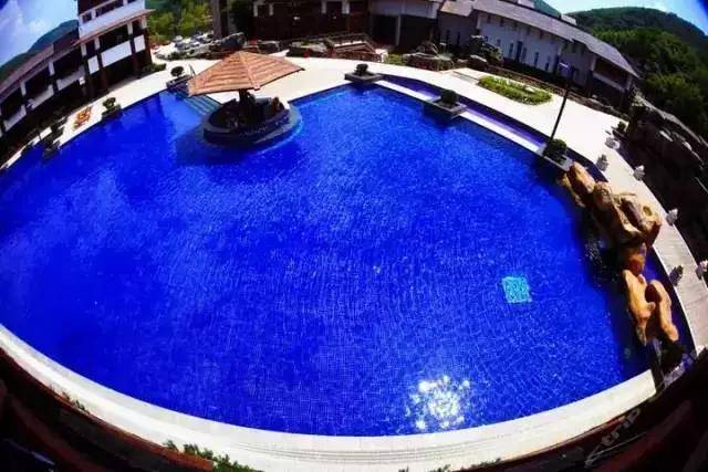 「冬来临·醉温泉」新装怡情谷主楼高级房，早晚2餐+泡38个温泉池