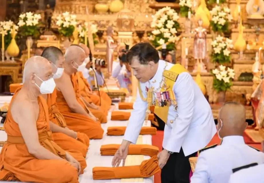 最新公务活动，诗妃坐次改变暗示地位改变，跪地卑微惹人怜