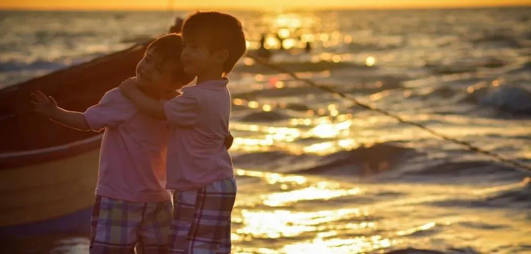 孩子爱抓自己的小鸡鸡，正常吗？这些行为提示异常或危险，要重视