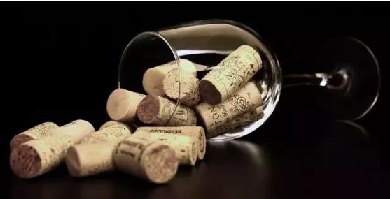 葡萄酒瓶塞漏了,葡萄酒漏了