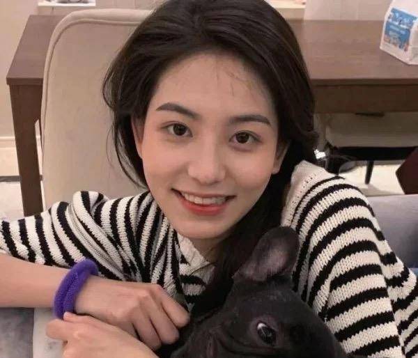 平价里面也有精品，倩碧腮红上脸很减龄，香缇卡粉饼哑光不拔干