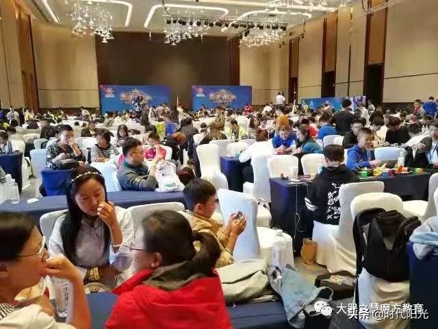 魔方大师赛高手秀,魔方高手现场秀魔方