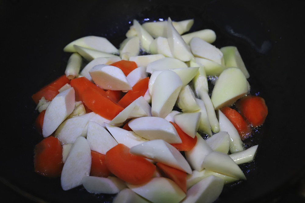 茭白里小黑点怎么吃,茭白有小黑点的家常做法