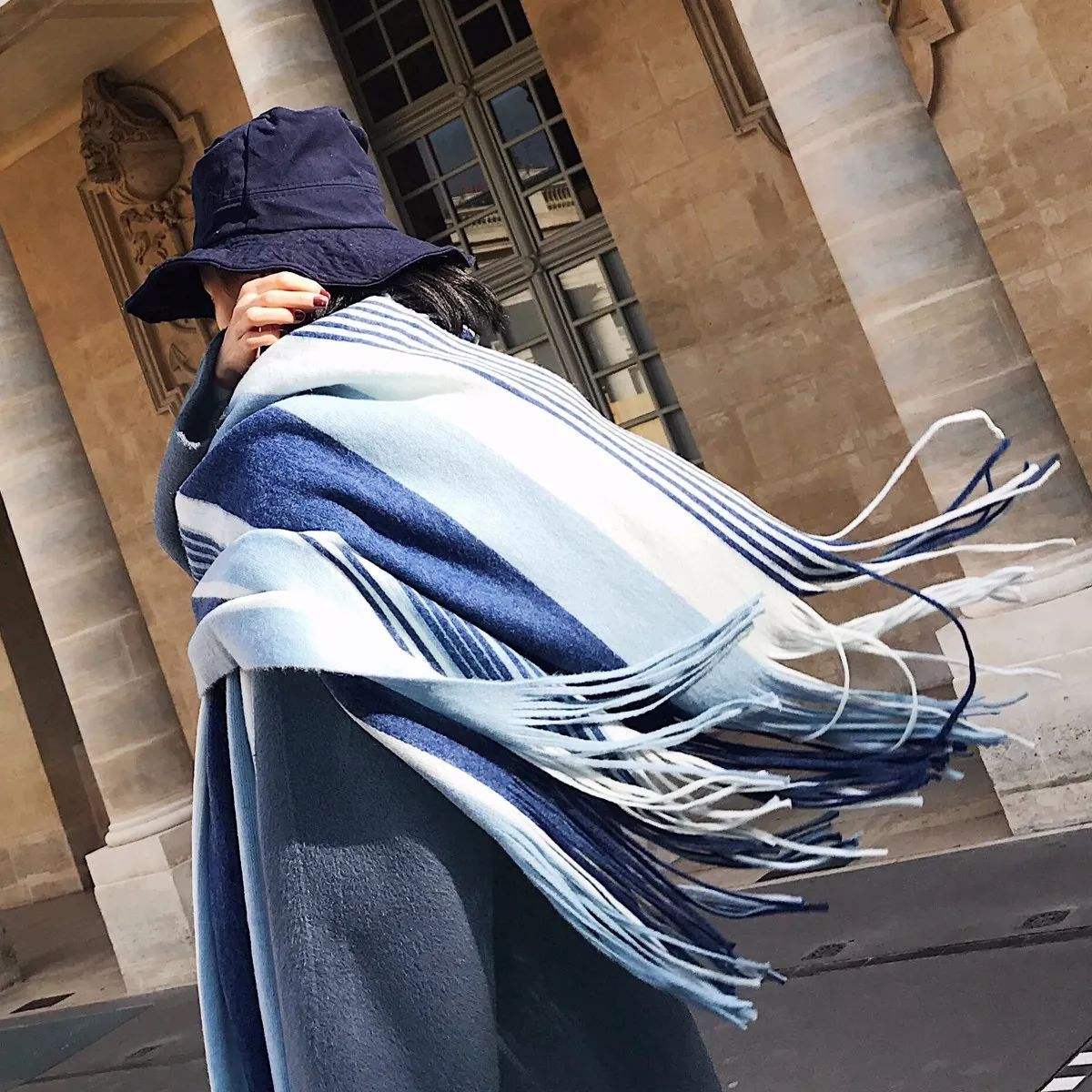 冬天戴围巾欧美,冬天围巾这样系百搭时尚