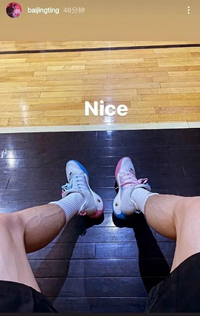 白敬亭穿的安踏粉色篮球鞋是哪双,白敬亭打篮球上海安踏活动背影