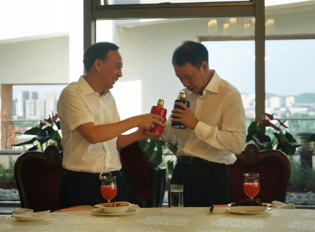 汪俊林送曹德旺郎酒,汪俊林曹德旺