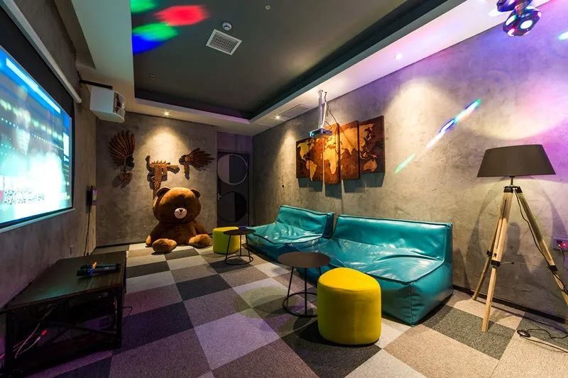 轰趴馆里的小型ktv多少钱,酒店式公寓轰趴棋牌馆