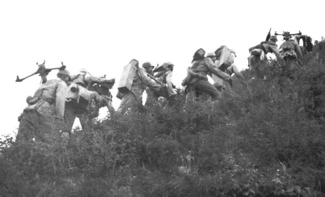 浙江老兵三个军功章,80岁老军人挂满军功章