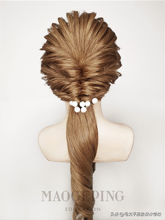 女人扎高马尾显气质还是低马尾,50岁女人扎低马尾简单又好看