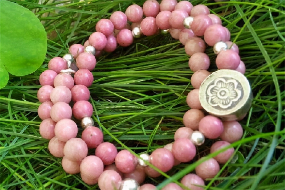 像午餐肉的宝石你没见过，却被梵克雅宝选中，粉嘟嘟的样子真讨喜