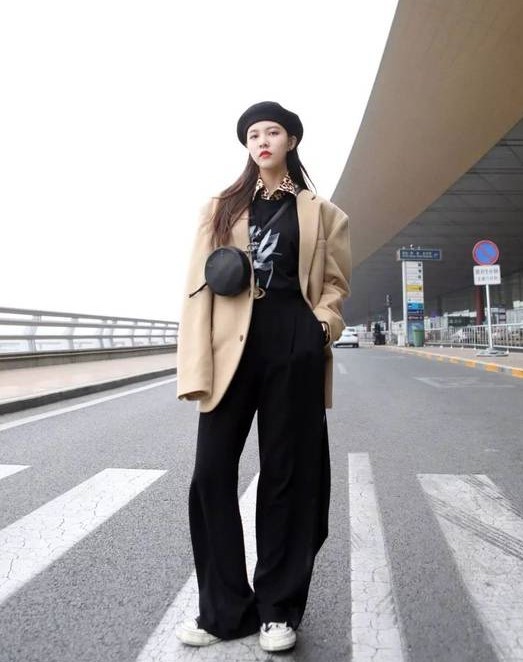 棉背心丑爆到没眼看?学宋妍霏同色系叠穿*法大**,棉马甲成了亮点