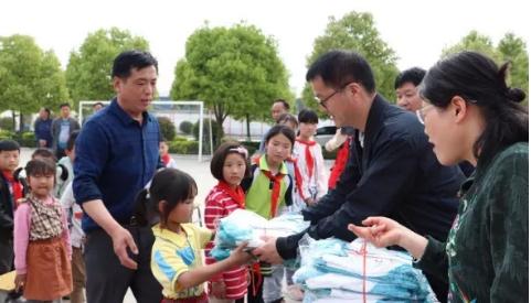 六一儿童节献爱心慰问活动,关爱困境儿童六一慰问暖童心