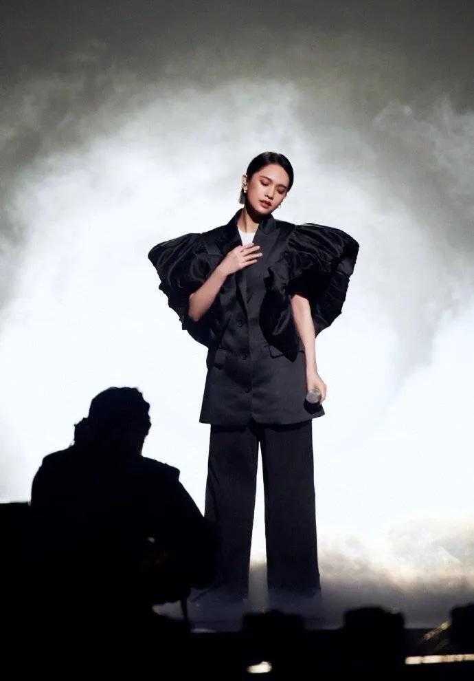 「这几款袖型」让明星们暗暗较劲最后品牌火了