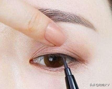 单眼皮眼妆怎么画显大又干净女生,单眼皮的女生应该怎样画眼妆图片